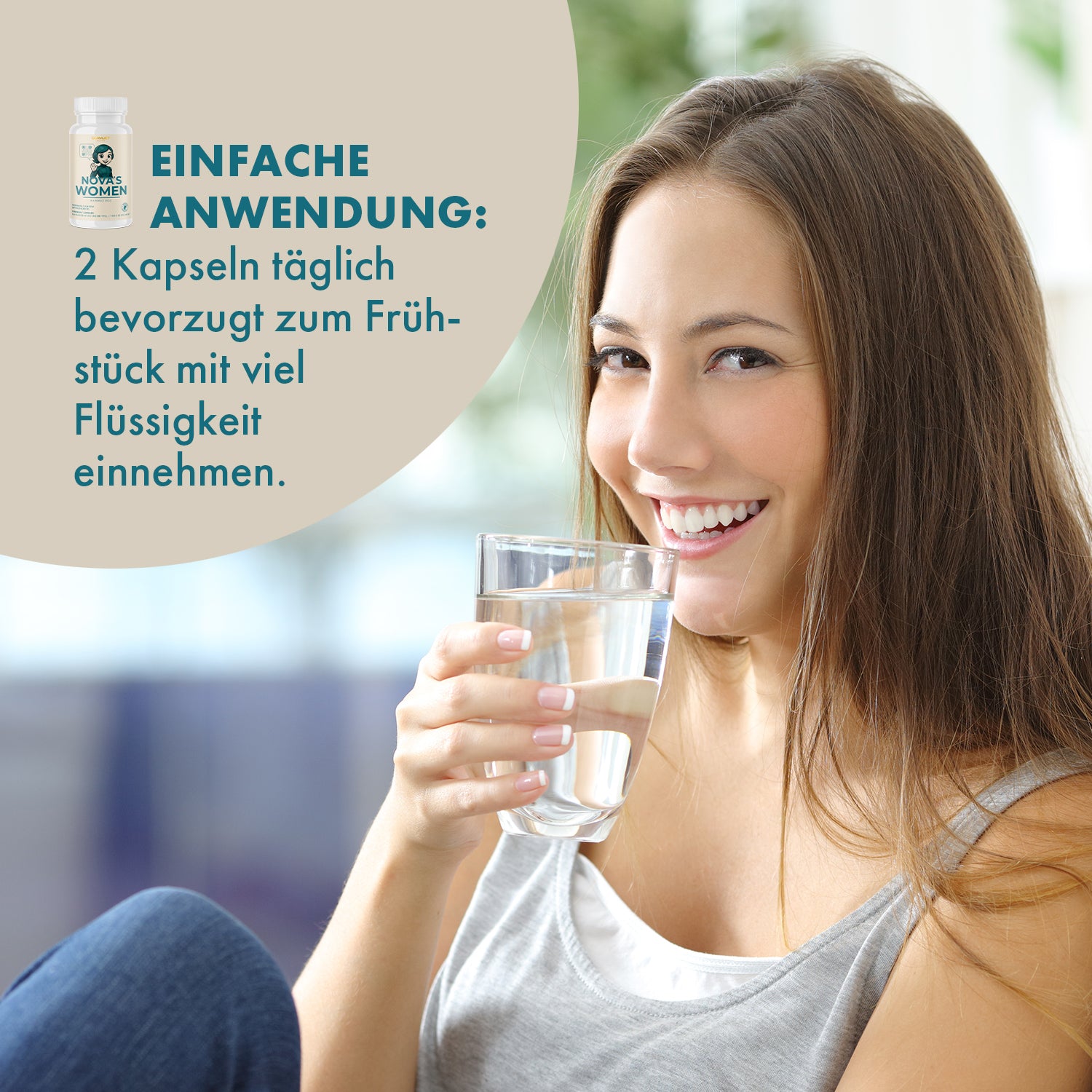 Junge Frau trinkt Wasser, links Text zur Einnahme von zwei Kapseln täglich abgebildet