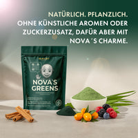 Thumbnail for Standbeutel Nova’s Greens neben Zimtstangen Beeren Sanddorn und Schale mit grünem Pulver auf Tisch
