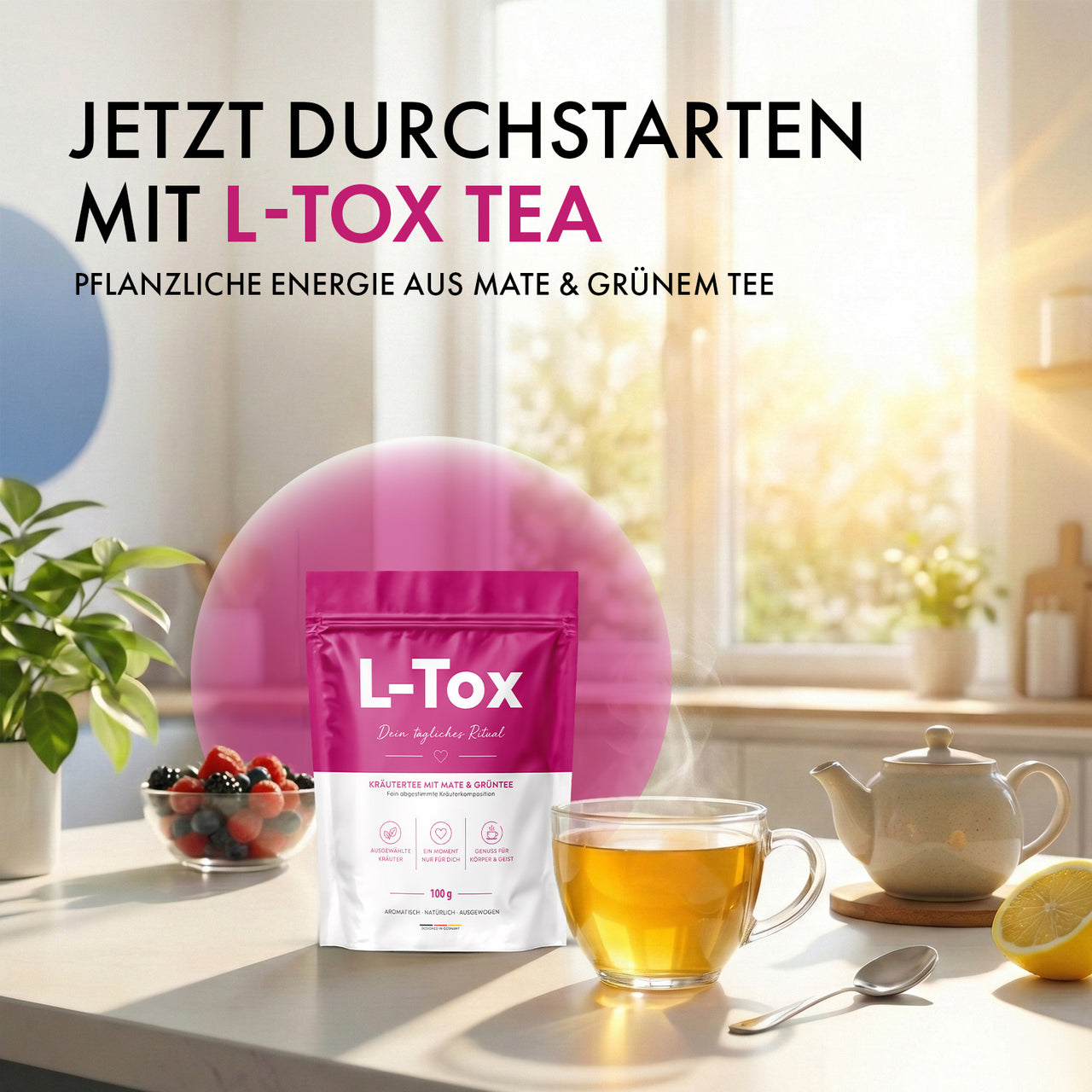 L-Tox Tea Beutel mit Teetasse, Teekanne, Beeren und Zitrone auf heller Küchenarbeitsfläche