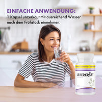 Thumbnail for Frau trinkt Wasser neben Leberkraft Komplex mit Einnahmehinweis zu 1 Kapsel nach dem Frühstück