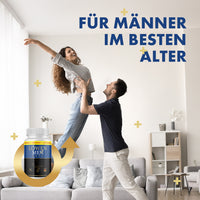 Thumbnail for Mann hebt eine Frau hoch, daneben Löwen Men Caps und der Schriftzug „Für Männer im besten Alter“