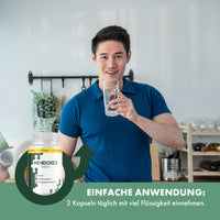 Thumbnail for Mann hält ein Wasserglas, daneben Dose Mendorex Forte und Einnahmehinweis zu 2 Kapseln täglich