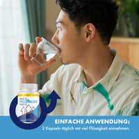 Thumbnail for Mann trinkt Wasser aus Glas, unten Men’s Prostaline Forte Dose mit blauem Anwendungshinweis