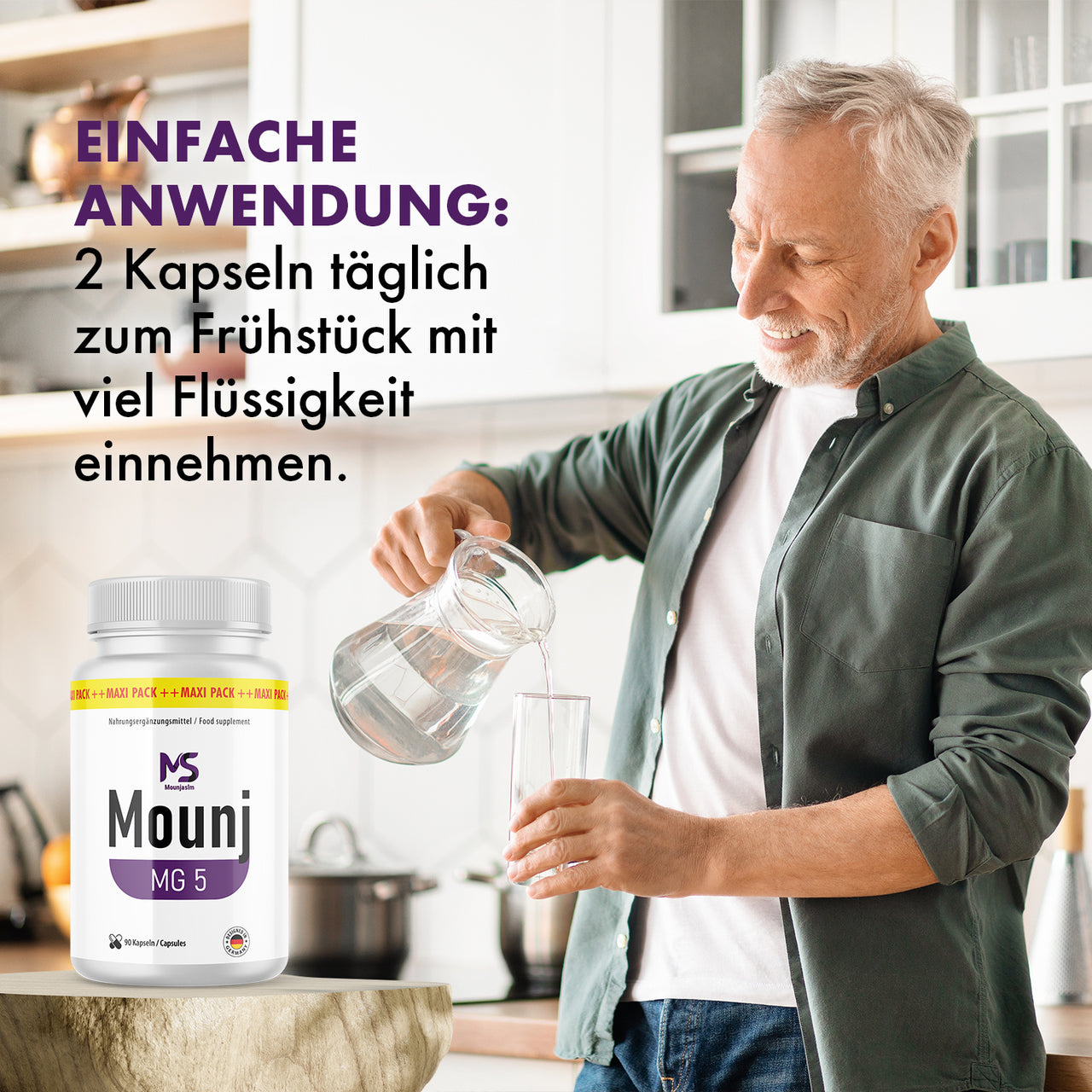 Mounj MG 5 Kapseln neben Senior mit Wasserglas, Text: einfache Anwendung zum Frühstück in Küche