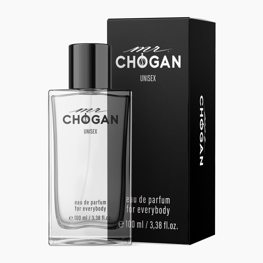 Klare Glasflasche mit schwarzem Deckel und weißer Schrift Mr. CHOGAN UNISEX vor schwarzer Faltschachtel