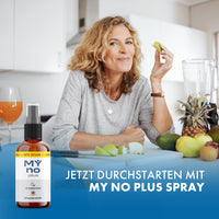 Thumbnail for My No Plus Spray mit brauner Sprühflasche neben einer Frau in der Küche mit Obst und Gemüse
