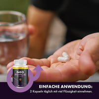 Thumbnail for Hand mit zwei weißen Kapseln, Wasserglas und NEO FORCE FORTE Dose mit täglichem Einnahmehinweis