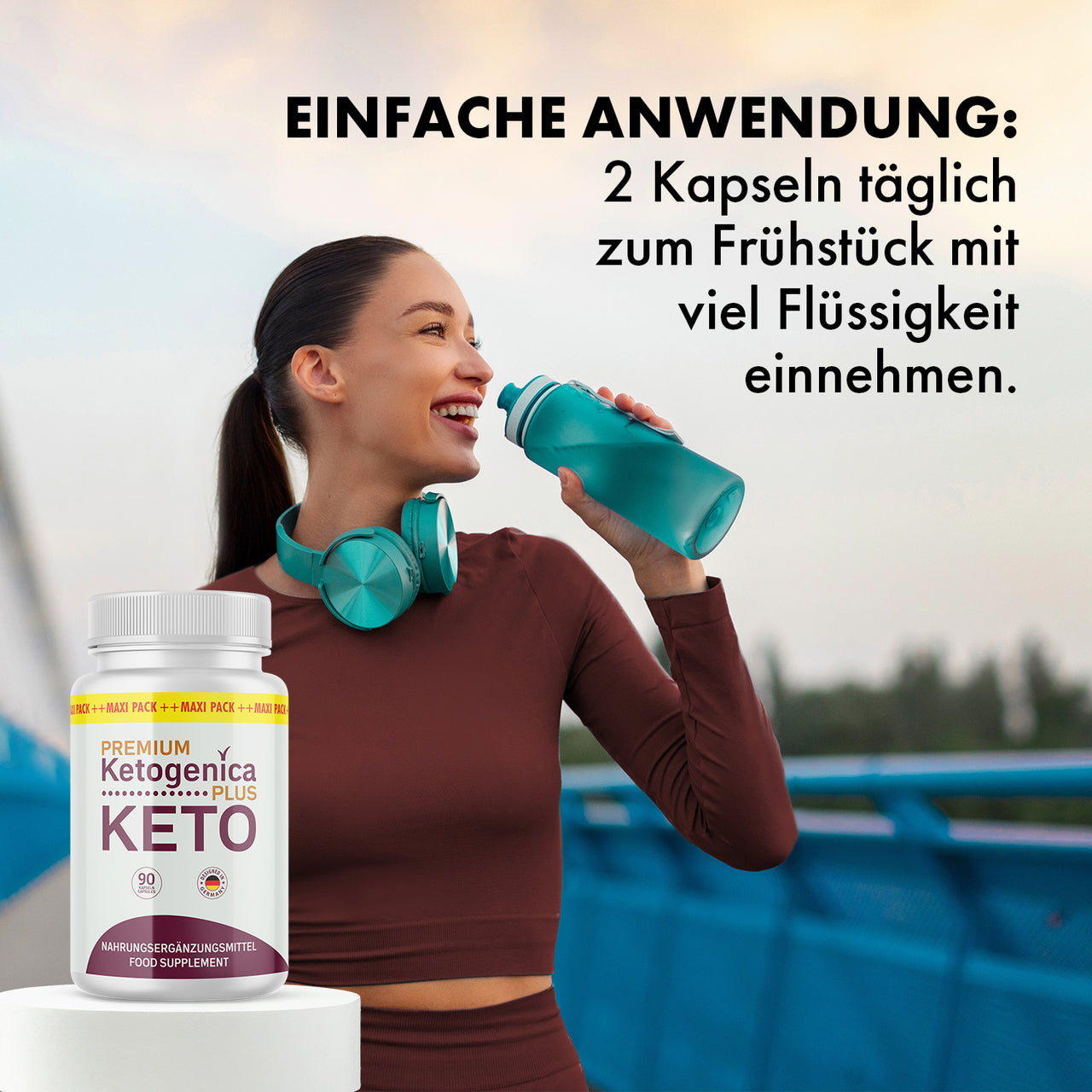Sportliche Frau trinkt aus Flasche, daneben Premium Ketogenica Plus Keto mit Anwendungshinweis