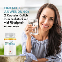 Thumbnail for Frau hält ein Wasserglas neben Premium Ketonova Dose und Anwendungstext zu 2 Kapseln täglich