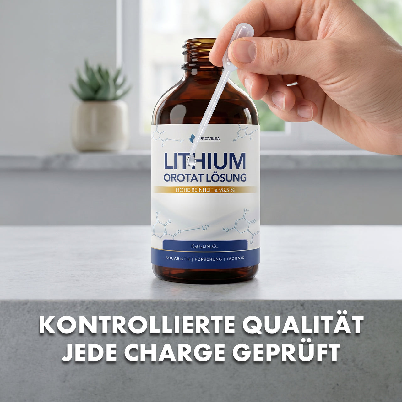 Provilea Lithium Orotat Lösung Flasche mit Pipette in der Hand und Schriftzug zur geprüften Charge unten
