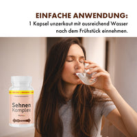 Thumbnail for Frau trinkt aus einem Glas, daneben Sehnen Komplex Dose und Einnahmehinweis nach Frühstück