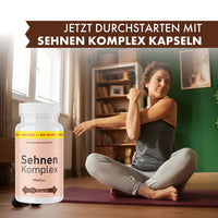 Thumbnail for Frau sitzt auf Trainingsmatte und dehnt den Arm, links eine Sehnen Komplex Dose mit 90 Kapseln