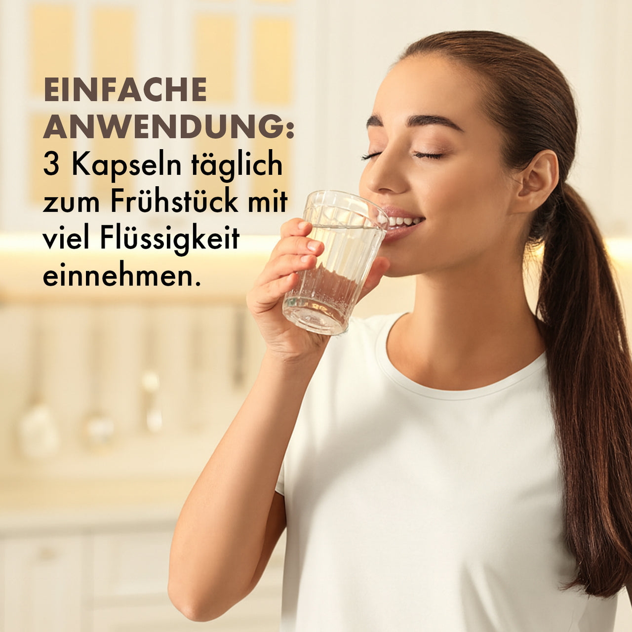 Frau trinkt Wasser neben Einnahmehinweis: 3 Kapseln täglich zum Frühstück mit viel Flüssigkeit