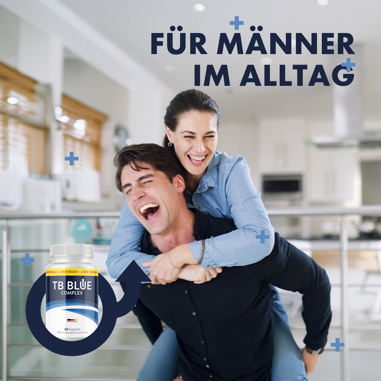 TB Blue Complex neben lachendem Paar im Wohnraum, Frau auf dem Rücken des Mannes und Werbetext