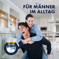 Thumbnail for TB Blue Complex neben lachendem Paar im Wohnraum, Frau auf dem Rücken des Mannes und Werbetext