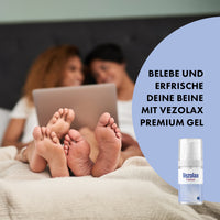Thumbnail for Zwei Personen sitzen im Bett, Füße deutlich im Vordergrund, daneben Vezolax Premium Gel und Text