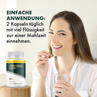 Thumbnail for Frau hält eine Kapsel und ein Glas, daneben Virexon Forte Dose mit Einnahmehinweis zu 2 Kapseln
