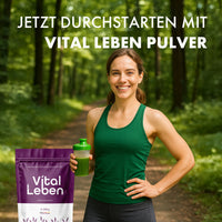 Thumbnail for Frau im Wald hält grünen Shaker, daneben Vital Leben Pulverbeutel und großer weißer Schriftzug